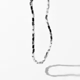 Collar plateado con eslabones rectangulares.