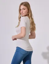 Remera negra de tejido rib, marca Tahari, con escote redondo y mangas cortas.