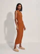 Vestido midi de punto color marrón, sin mangas y con cuello redondo.