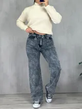 Pantalón de jean gris con efecto lavado, corte wide leg y tiro alto.