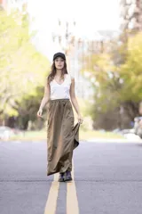 Falda larga color verde militar, con cintura elastizada y bolsillos laterales tipo cargo.