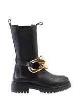 Botín de caña media de cuero negro con elástico en los laterales y suela track.