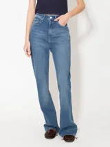 Jeans semi-oxford de tiro medio-alto en denim sin lycra, color azul medio con tono verdoso.