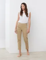 Pantalón de vestir celeste de gabardina elastizada, marca Zac & Rachel. Corte recto, pretina ancha pespunteada y largo al tobillo.