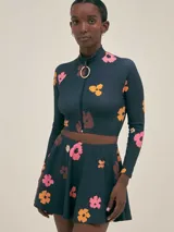 Minifalda de traje de baño azul marino con estampado de flores rosas y naranjas.