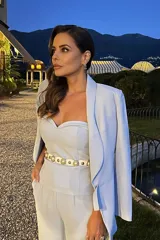 Corset celeste con escote corazón y breteles finos regulables.