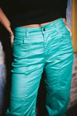 Pantalón jean de tiro alto color verde agua metalizado, con bolsillos delanteros y traseros.