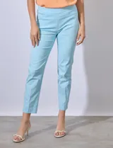 Pantalón de vestir verde esmeralda, de corte recto, con bolsillos laterales y traseros.
