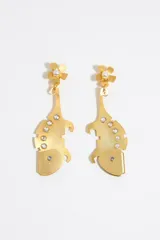 Par de aros colgantes dorados con forma de camaleón y flor. Cierre de clip.