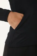 Buzo negro deportivo con capucha, cierre frontal a mitad del torso y bolsillos laterales.