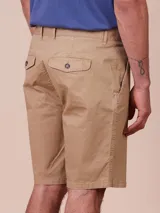 Bermuda de gabardina color azul piedra, con bolsillos laterales y traseros.