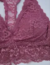 Pack de dos bralettes de encaje, uno color rosa viejo y otro color marrón claro. Ambos tienen breteles fijos y espalda estilo nadador.
