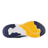 Championes de running New Balance Fresh Foam Arishi v4, color celeste con detalles en azul marino y naranja.