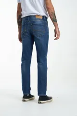 Pantalón jean azul de corte slim fit.