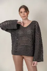 Buzo gris de tejido calado con escote en V y detalle de cinta intercalada al tono.