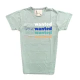 Remera verde agua con cuello redondo y estampado frontal con la palabra "everwanted" repetida cuatro veces en diferentes colores.