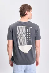 Remera de manga corta color gris con efecto gastado y estampa vertical con la palabra 'Japan' en blanco.