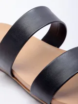 Sandalia baja color marrón de símil cuero con doble tira sobre el empeine.