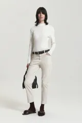 Pantalón de gabardina color arena, corte recto, tiro medio alto y largo cropped.
