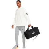 Bolso deportivo Nike Academy Team, color negro con logo blanco. Tiene doble asa de mano y correa ajustable para el hombro. Cuenta con compartimento principal con cierre y bolsillos laterales.