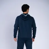 Campera deportiva con capucha y cierre frontal, color azul marino. Presenta el logo de la marca bordado en el pecho y detalles de líneas blancas en el borde de la capucha y a lo largo del cierre.