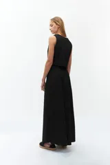 Top corto negro sin mangas con escote redondo.