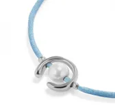 Pulsera de hilo azul con perla shell y fornitura bañada en plata de ley.