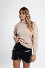 Polera de tejido de punto color negro, con cuello tortuga alto y puños y ruedo acanalados.