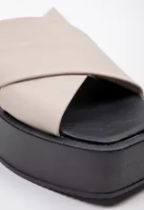 Sandalias negras de plataforma con punta cuadrada y dos tiras anchas cruzadas en la capellada.