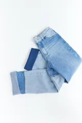 Pantalón de jean con diseño patchwork en diferentes tonos de azul.