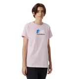 Remera rosa de algodón con logo de New Balance estampado en el pecho en color azul y blanco.