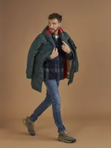 Campera de abrigo azul marino con capucha, cierre frontal con botones y cremallera, múltiples bolsillos y forro interior naranja.