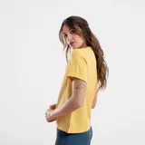 Blusa verde de manga corta con escote en V profundo y textura acanalada o plisada verticalmente. Corte holgado.