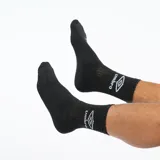 Pack de tres pares de medias deportivas Umbro de caña media, en color negro con logo y nombre de la marca bordados en la parte superior en color blanco.