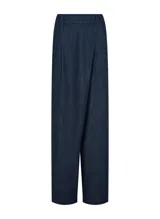 Pantalón de jean azul oscuro de corte palazzo con cintura alta y detalle cruzado en la parte delantera simulando una falda.