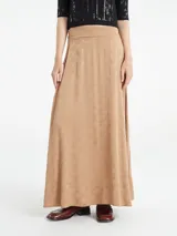 Falda midi color beige con estampado geométrico, corte evasé y cintura alta con elástico en la parte trasera.