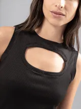 Musculosa negra de rib elastizado con escote redondo y abertura circular en el pecho.