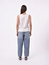 Musculosa de algodón color blanco off-white, con cuello redondo y corte holgado.