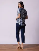 Remera de algodón estampada marca Cupio, de cuello redondo y manga corta.