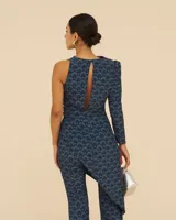 Blusa larga asimétrica con manga abullonada y estampado floral en tonos azules.