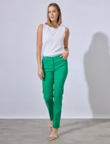 Pantalón blanco de gabardina elastizada, marca Zac & Rachel. Con pretina con pasadores, botón y cierre. Delantera con tres bolsillos. Trasera con bolsillos ojal.