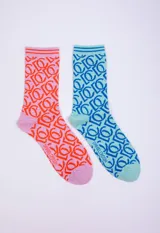 Pack de dos pares de medias largas con diseño de monograma y pequeños destellos metálicos. Un par es de color rosa con monograma naranja y otro par es de color celeste con monograma azul.
