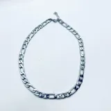 Collar corto de acero plateado con eslabones planos y cadena para regular el largo.