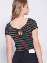 Top corto de mangas cortas con escote redondo y espalda con jareta redonda para fruncir. Diseño a rayas horizontales en tonos verde, rojo y negro con hilo brillante.
