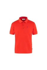 Chomba de piqué color naranja con cuello clásico, manga corta y logo bordado en el pecho.