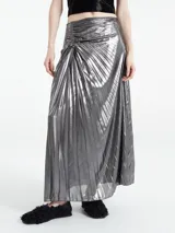 Falda larga plisada color plateado, de corte evasé y cintura alta.