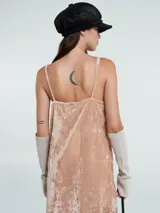 Vestido largo de breteles finos, escote en V y textura de terciopelo. Presenta un diseño degradado de gris a negro en el bajo.