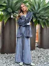 Pantalón de terciopelo azul grisáceo, de corte palazzo y tiro alto.