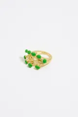Anillo dorado con forma de flor y esmalte verde.