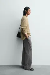 Jersey de punto con calce relajado, cuello pico y manga larga. Tejido en hilatura con textura irregular, mezcla de algodón y lino.